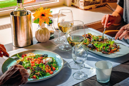 geitenkaassalade ossenhaassalade aan tafel