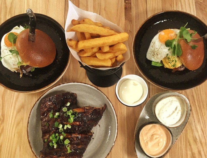 burger-spareribs-sauzen-bewerkt